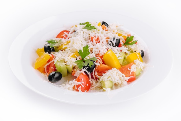 Salade grecque de légumes frais sur blanc