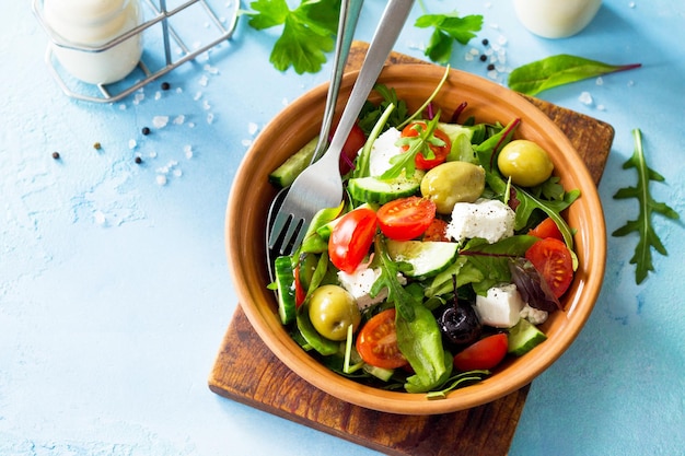 Salade grecque avec des légumes frais, du fromage feta et des olives noires