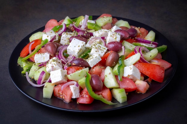 Salade grecque avec des légumes frais fromage feta et olives kalamata nourriture saine