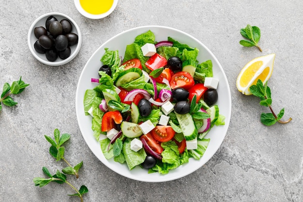 Salade grecque de légumes frais avec olives de laitue et vue de dessus de fromage feta