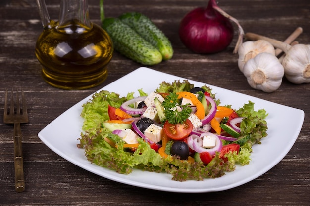 Photo salade grecque de légumes frais se bouchent