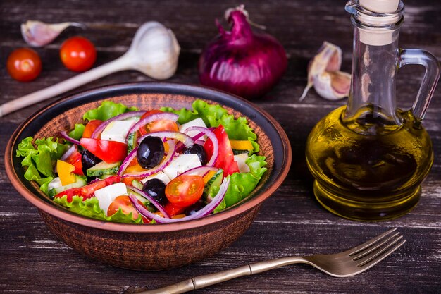 Photo salade grecque de légumes frais sur la table