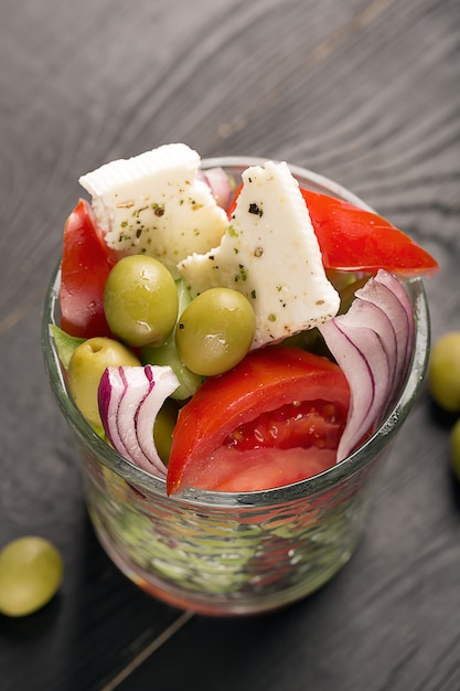 Salade grecque avec des légumes frais