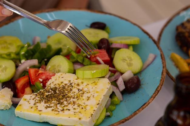 Salade grecque de nombreuses assiettes Beaucoup de salades grecques au dîner d'été