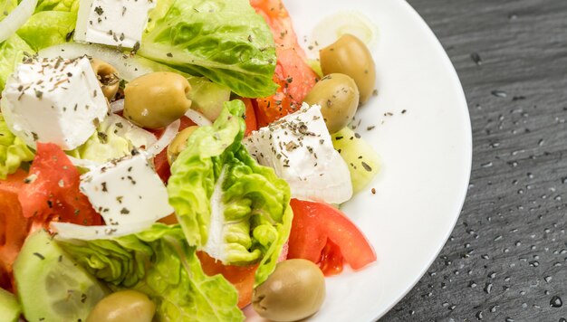 Salade grecque sur plaque blanche Close up