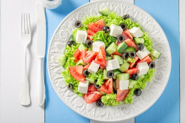 Photo salade grecque pleine de vitamines avec tomates, fromage et laitue.