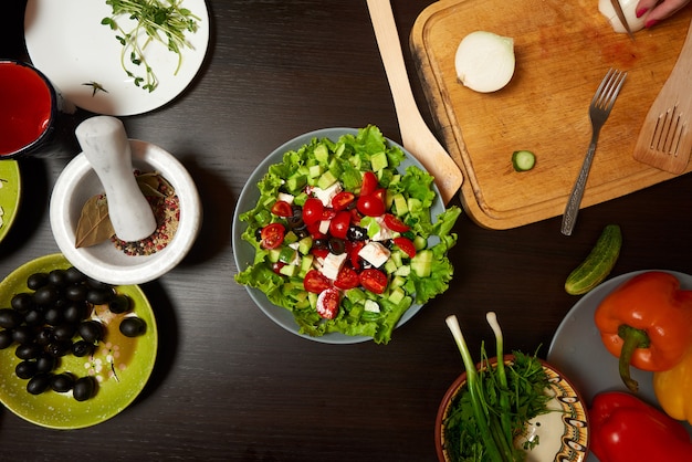 Salade grecque saine sur la table en bois