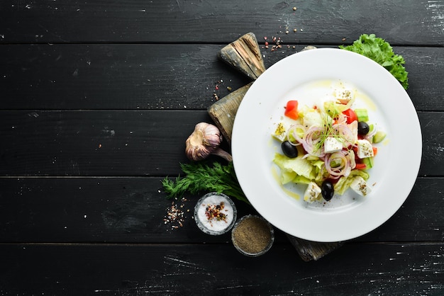 Salade grecque. Salade de feta aux olives. Vue de dessus. Espace libre pour votre texte.