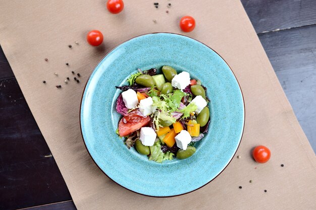 Salade grecque. Salade de feta, olives, tomates cerises et poivrons