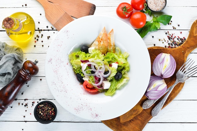 Salade grecque Salade de légumes avec olives au fromage feta et tomates cerises Dans l'assiette Vue de dessus Espace libre pour votre texte Style rustique
