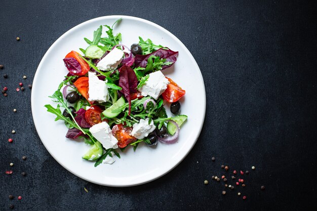 Salade grecque tomate, concombre, olives mélange de laitue verts vitamines portion de légumes