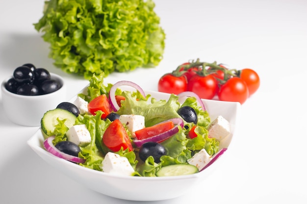 Photo salade grecque avec tomates fraîches concombre olives fromage feta et oignon rouge concept d'alimentation saine et diététique