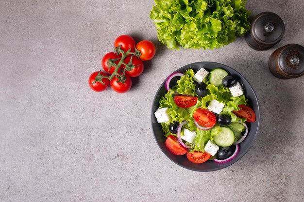 Salade grecque avec tomates fraîches concombre olives fromage feta et oignon rouge