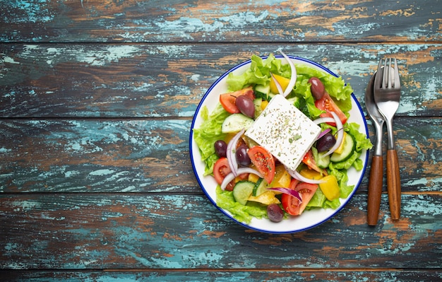 Salade grecque traditionnelle avec cloche de tomates au fromage feta