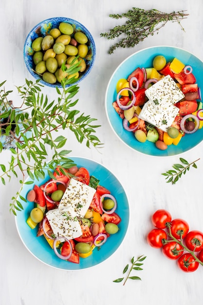 Salade grecque traditionnelle avec légumes, fromage feta et huile d'olive
