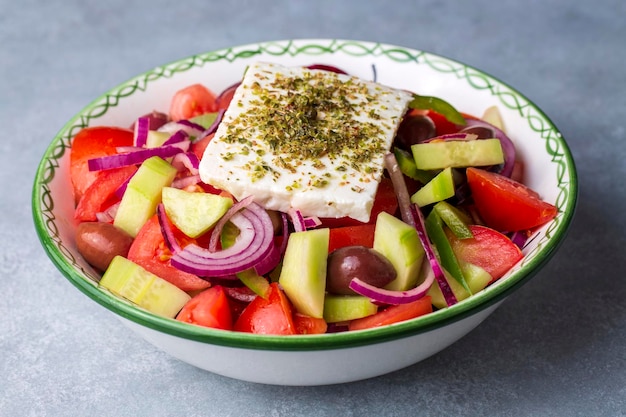 Salade grecque traditionnelle servie avec du fromage feta.