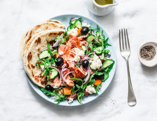 Salade grecque de truite fumée sur une vue de dessus de fond clair Nourriture diététique méditerranéenne saine