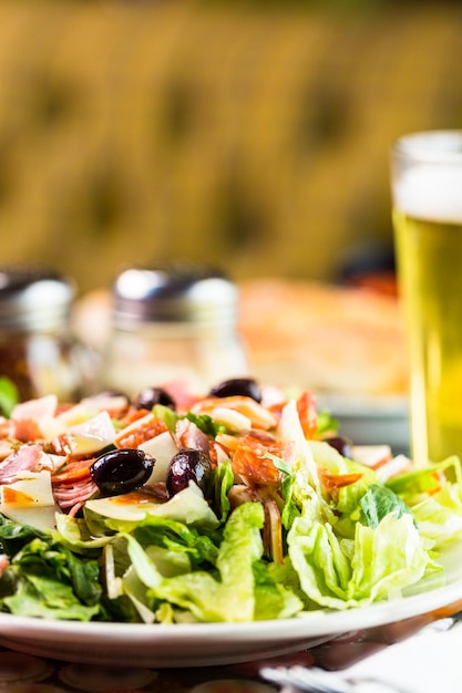 Salade hachée italienne fraîchement préparée dans un restaurant italien.