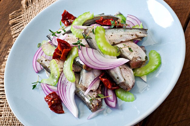 Salade de hareng aux tomates séchées au soleil, céleri et oignon rouge