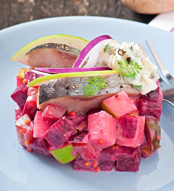 Salade de hareng avec sauce à la crème aigre