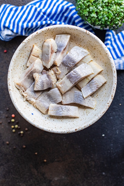 Salade de hareng tranche de poisson apéritif de fruits de mer frais salés sur la table