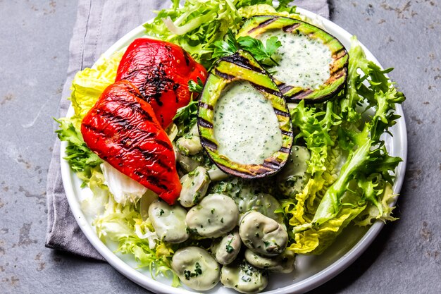 Salade de haricots laitue végétarienne avec avocat et poivrons grillés