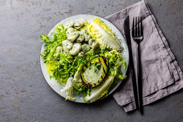 Salade de haricots laitue végétarienne avec avocat et sauce aux herbes grillés. Vue de dessus