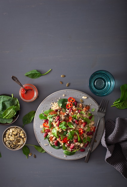 Salade de haricots et de quinoa sains aux épinards, piment