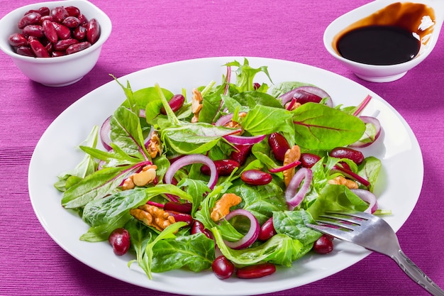 Salade de haricots rouges avec mélange de feuilles de laitue et de noix