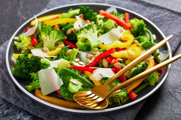 Salade de haricots verts au poivron doux et brocoli sur une assiette