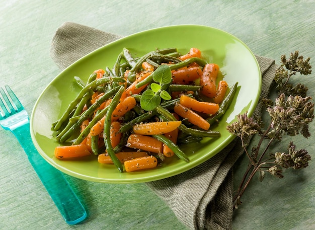 Photo salade de haricots verts aux carottes et à l'origan