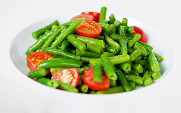 Salade de haricots verts frais avec des tomates cerises