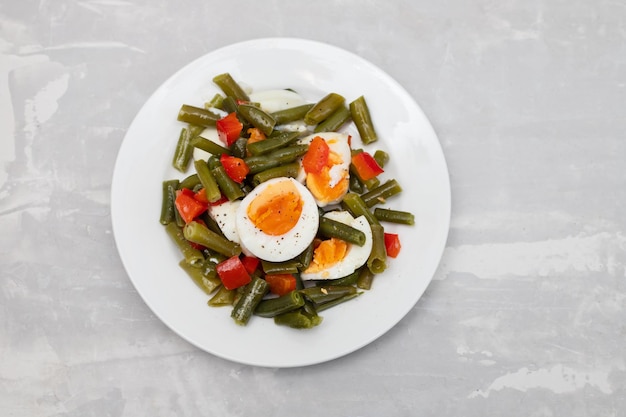 Salade de haricots verts poivre et oeufs durs sur assiette