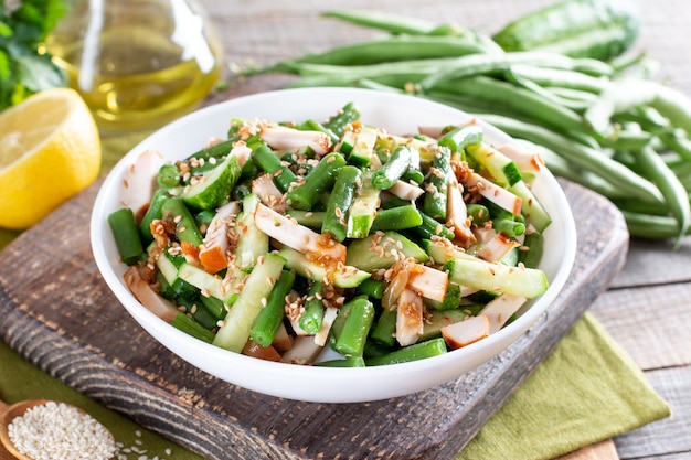 Salade de haricots verts, poulet et concombre. Déjeuner copieux, savoureux