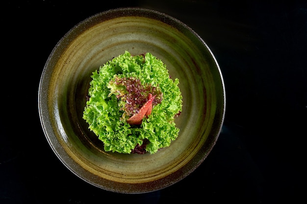 Salade De Homard Frais Et Diététique Servie Dans Un Bol. Isolé Sur Fond Noir. Fruit De Mer