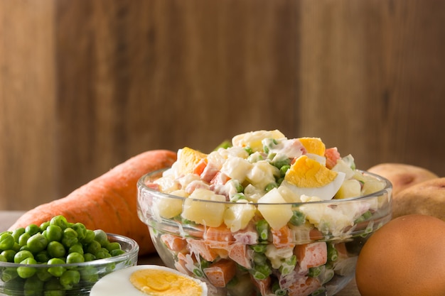 Salade Et Ingrédients Russes Traditionnels, Salade Olivier Sur Une Table En Bois.