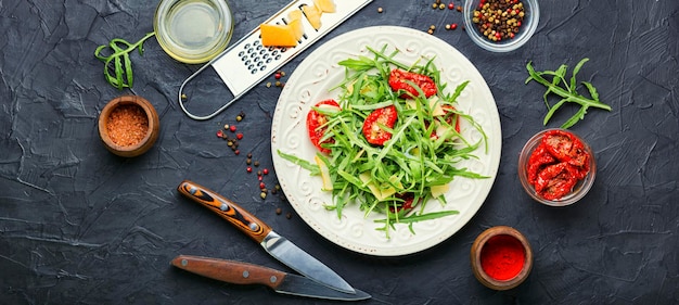 Salade italienne appétissante avec roquette, tomates séchées et fromage.Salade d'été