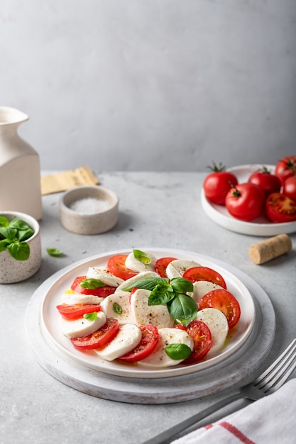Salade italienne Caprese dans une assiette blanche