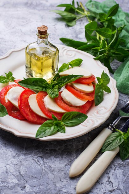 Salade italienne caprese avec mozzarella, tomates et basilic. Mise au point sélective