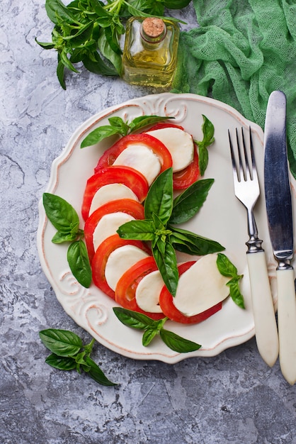 Salade italienne caprese avec mozzarella, tomates et basilic. Vue de dessus