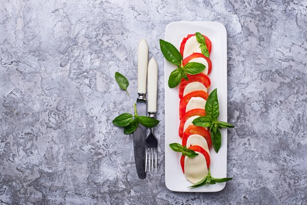 Salade italienne caprese avec mozzarella, tomates et basilic. Vue de dessus