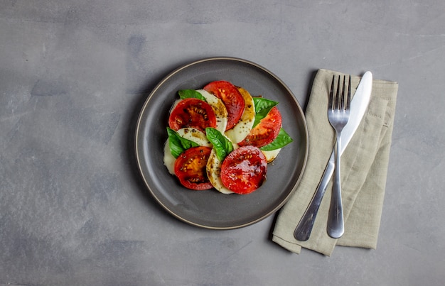 Salade italienne caprese avec mozzarella et tomates. Béton. La nourriture saine.