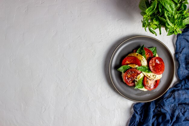 Salade italienne caprese avec mozzarella et tomates. Blanc. La nourriture saine.