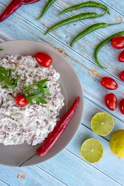 Salade italienne sur fond de bois bleu