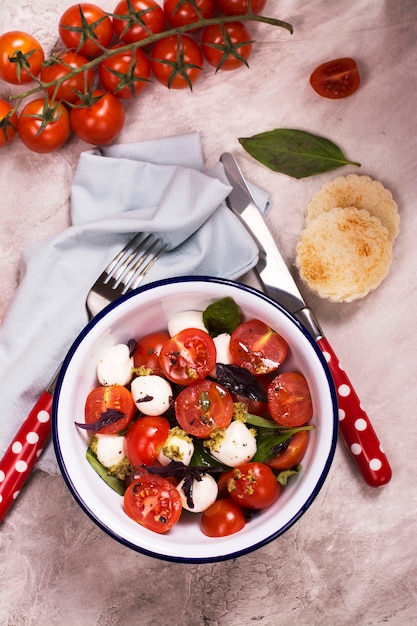 Salade italienne fraîche caprese