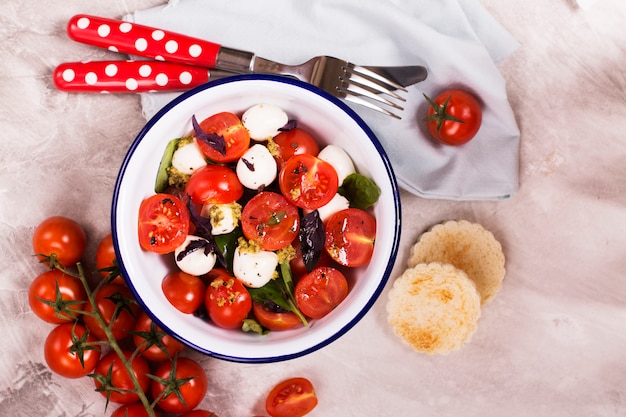 Salade italienne fraîche caprese