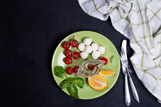 Salade italienne fraîche caprese