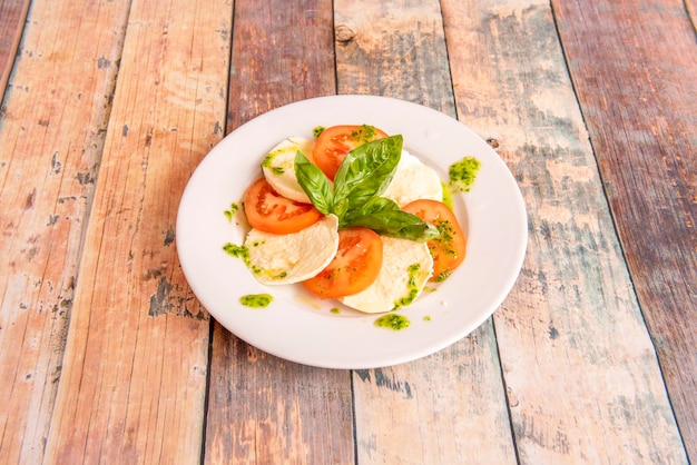 Salade italienne typique au fromage de bufflonne tomate huile de basilic au persil