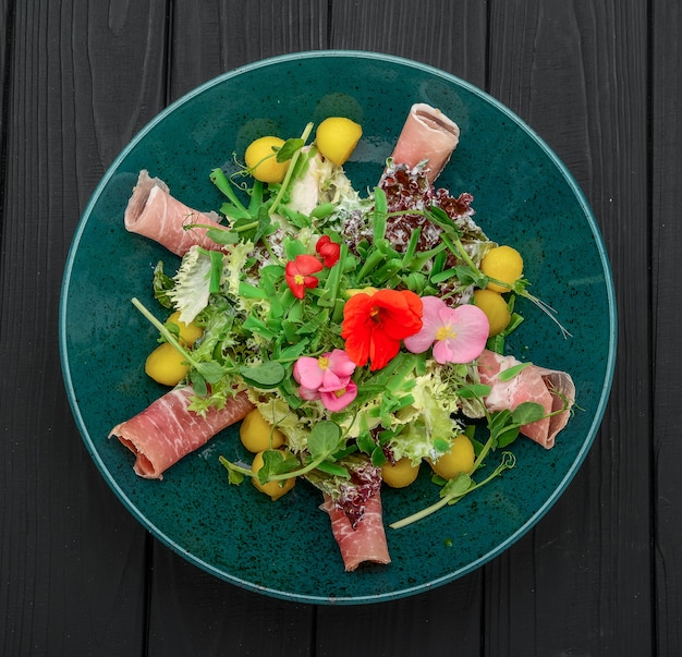 Salade de jambon de Parme, jambon, tomates et roquette