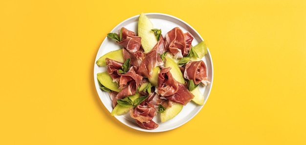 Salade de jambon serrano frais avec melon cantaloup